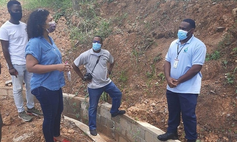 Technical Officer, Jaime Romany, discussing with the WASCO site supervisor, IICA St Lucia Team, and community representatives, possibilities for VS installation at site based on different design elements (Photo: IICA Saint Lucia).